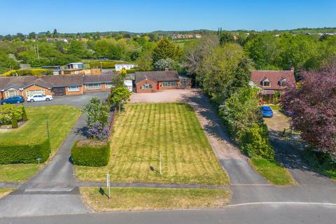 4 bed property, in Main Road, £500,000