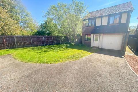 3 bed property, in Lockyer Close, £170,000