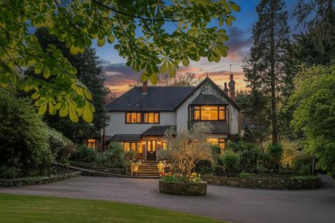 5 bed property, in Welcomes Road, £1,795,000