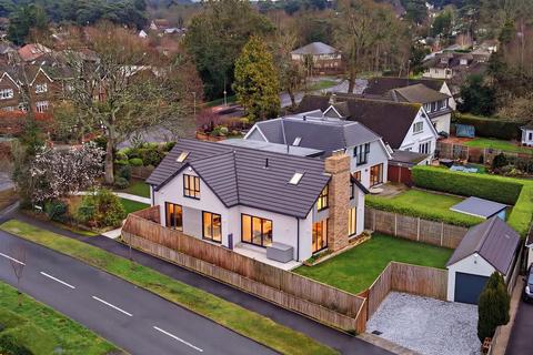 5 bed property, in Dudsbury Avenue, £800,000