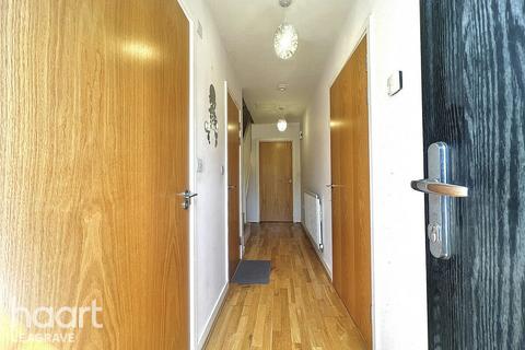 5 bed property, in Challney Gardens, £400,000