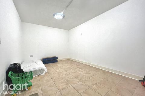 5 bed property, in Challney Gardens, £400,000