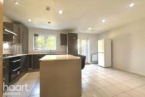 5 bed property, in Challney Gardens, £400,000