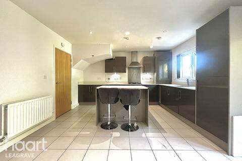 5 bed property, in Challney Gardens, £400,000