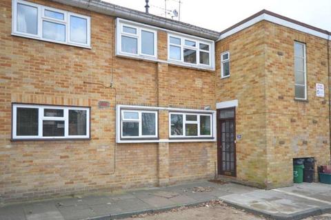 2 bed property, in Dolphin Close, £425,000