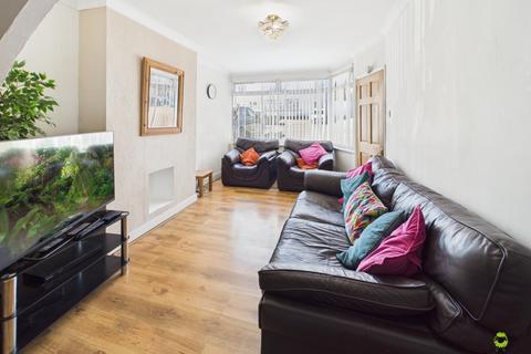 3 bed property, in 25 Holmsdale Grove, £450,000