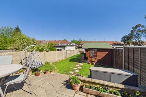 3 bed property, in 25 Holmsdale Grove, £450,000