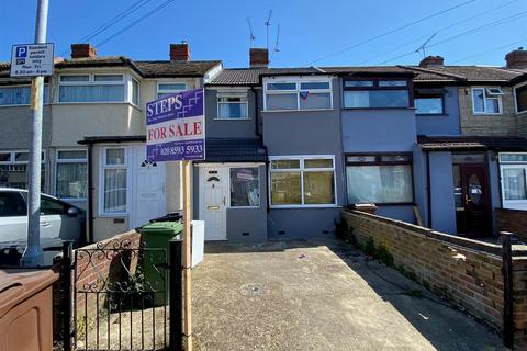 3 bed property, in Third Avenue, £325,000