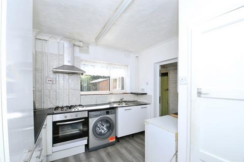 3 bed property, in Eastern Avenue, £250,000