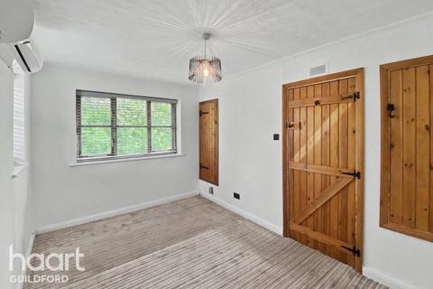 1 bed property, in Devoil Close, £290,000