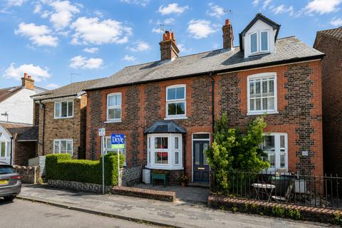 2 bed property, in South Hill Road, £375,000