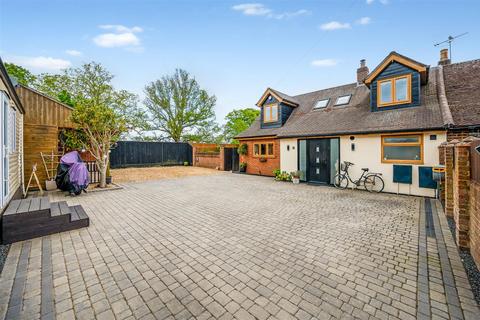 3 bed property, in Anmore Road, £550,000