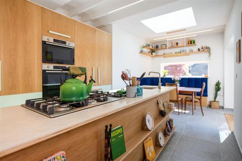 4 bed property, in Gladys Avenue, £575,000