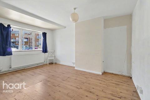 2 bed property, in Henderson Road, £415,000