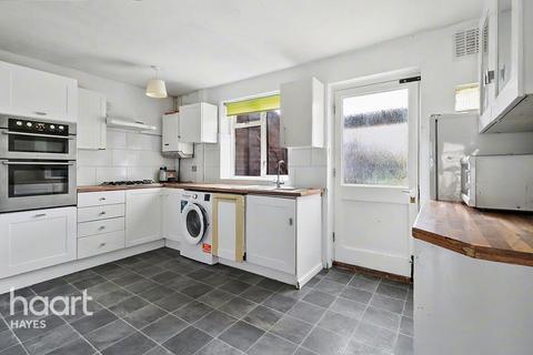 2 bed property, in Henderson Road, £415,000