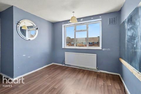 2 bed property, in Henderson Road, £415,000