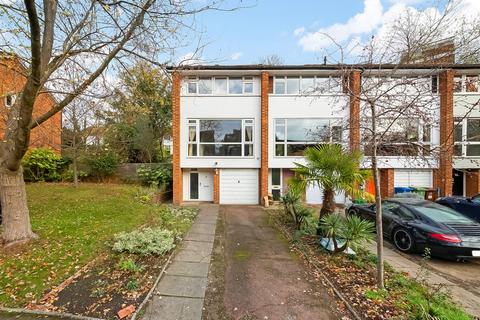 3 bed property, in Tylney Avenue, £875,000