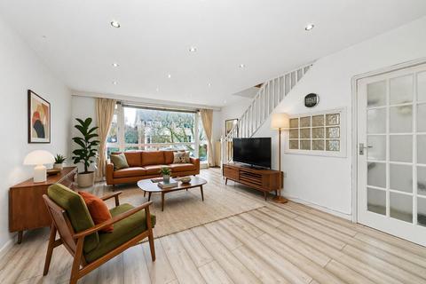 3 bed property, in Tylney Avenue, £850,000