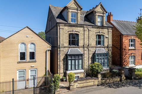 4 bed property, in Castle Street, £450,000