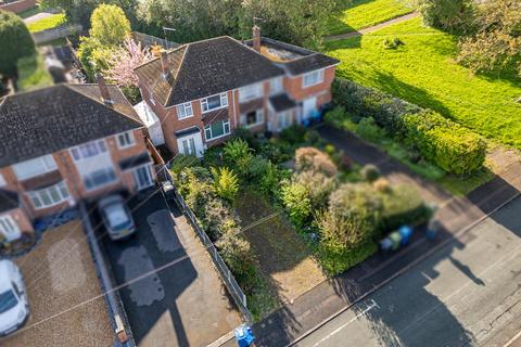 3 bed property, in Woodhouse Lane, £250,000