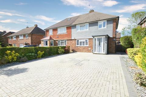 3 bed property, in Horley, £470,000