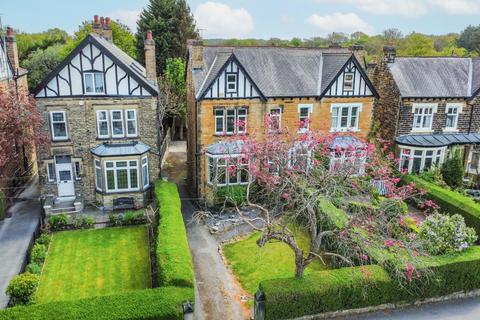 5 bed property, in Street Lane, £700,000