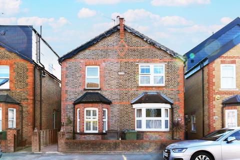 2 bed property, in Northcote Road, £600,000