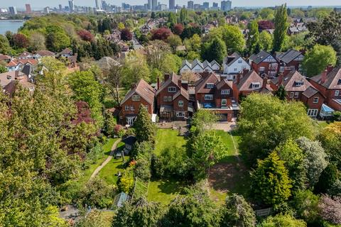 5 bed property, in Moorland Road, £785,000