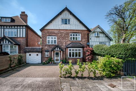 5 bed property, in Moorland Road, £785,000