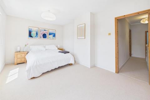 2 bed property, in Chiltern Street, £325,000