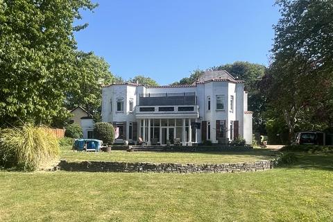 6 bed property, in Down End Road, £695,000