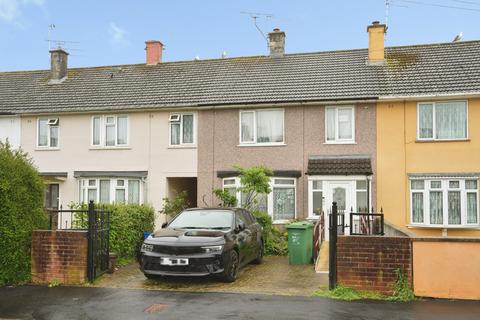 3 bed property, in Lyppincourt Road, £290,000