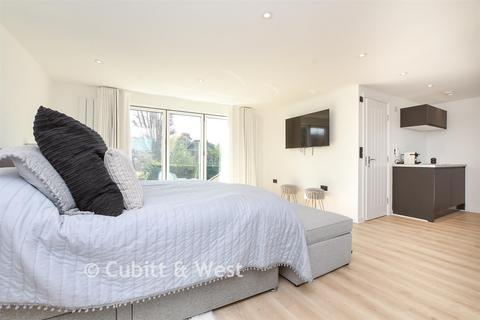 4 bed property, in Belmont Road, £1,295,000