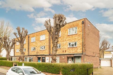 2 bed property, in Windmill Road, £280,000