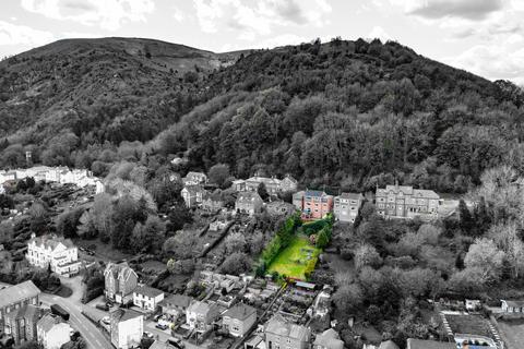 5 bed property, in West Malvern Road, £575,000