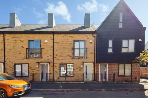 2 bed property, in Old Lane, £220,000