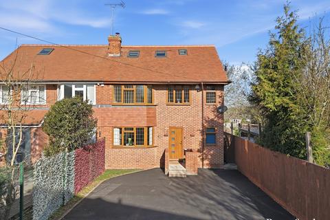 6 bed property, in Rochford Avenue, £1,000,000
