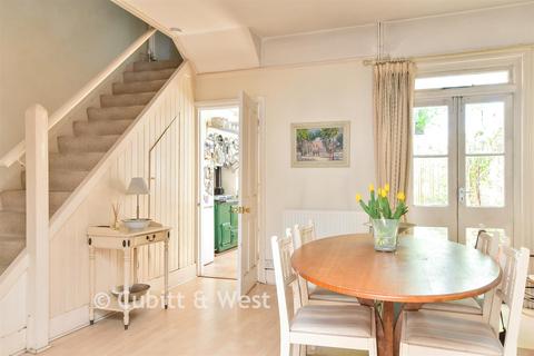 2 bed property, in Garden Street, £600,000