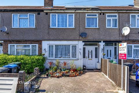 3 bed property, in Kynaston Avenue, £425,000