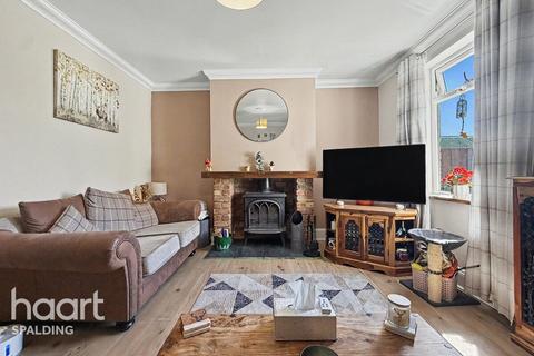 2 bed property, in Holbeach PE12, £180,000