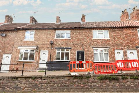 2 bed property, in Cockpit Hill, £145,000