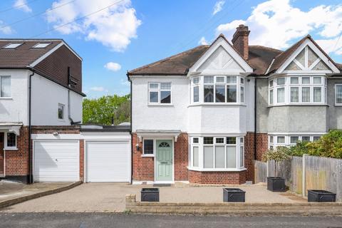 3 bed property, in Chumleigh Walk, £900,000