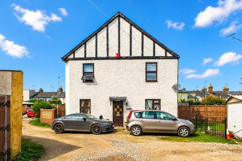 3 bed property, in Hewlett Road, £280,000