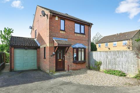 3 bed property, in Stiffkey Close, £225,000
