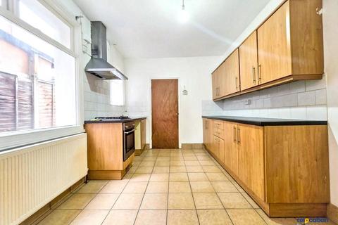 4 bed property, in Chichester Road, £400,000