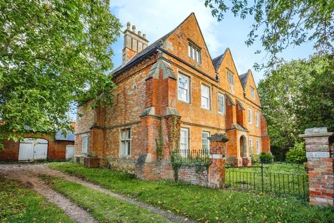 5 bed property, in Main Street, £1,200,000