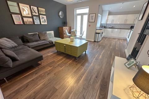 6 bed property, in Esher Road, £295,000