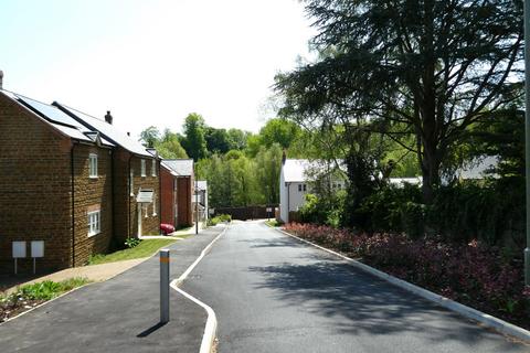 4 bed property, in Wood View, £450,000