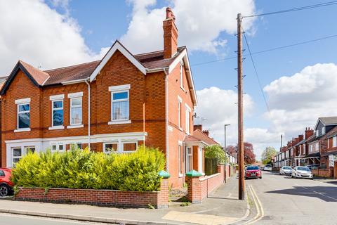 3 bed property, in College Street, £300,000