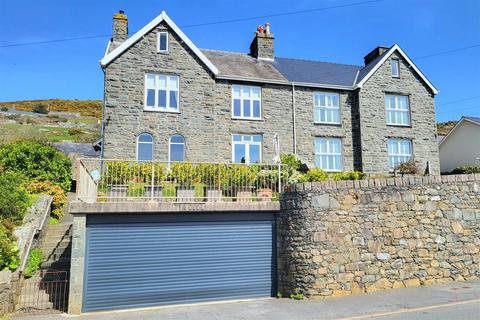 5 bed property, in Tyn Ddol, £585,000